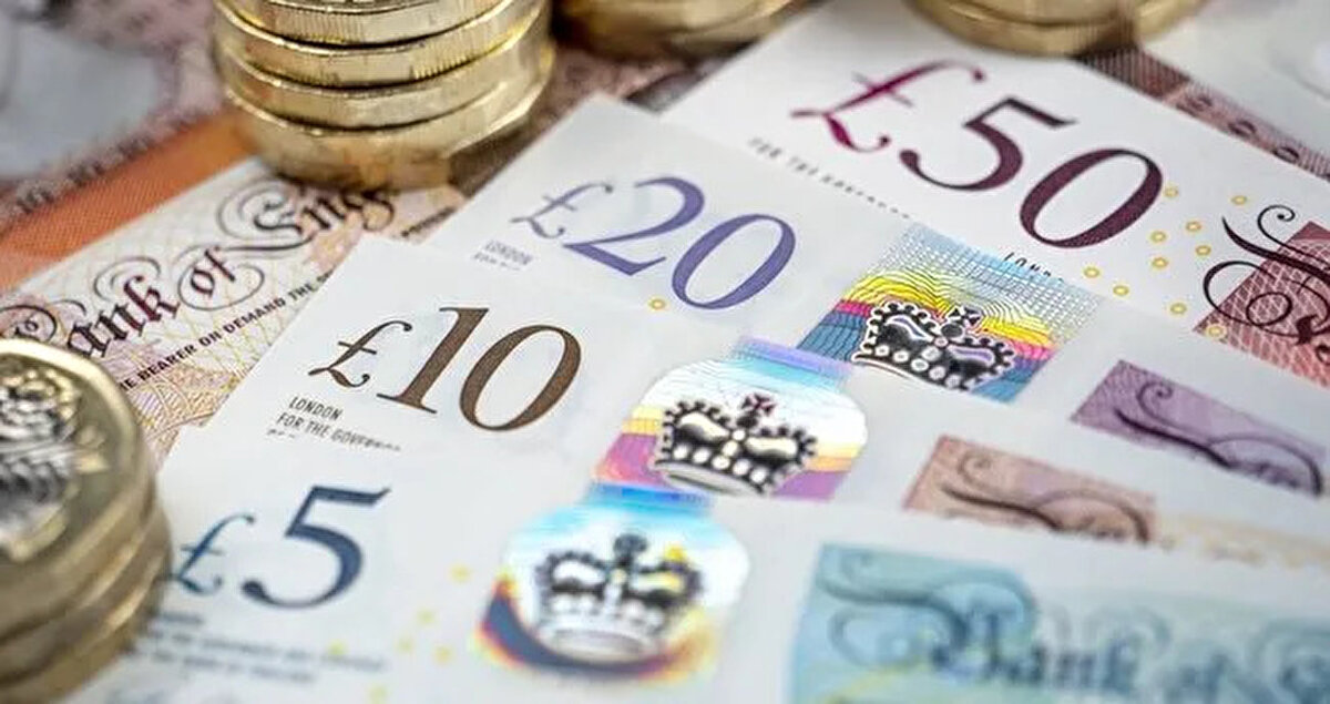 Sterlin Kaç TL?<br><br>Sterlin/TL ise bugün saat 09.30 itibarıyla:<br><br>Alış fiyatı: 55,1998 TL<br><br>Satış fiyatı: 55,2720 TL<br><br>Sterlin, dünkü kapanışa göre sabah saatlerinde yatay seyir izledi.