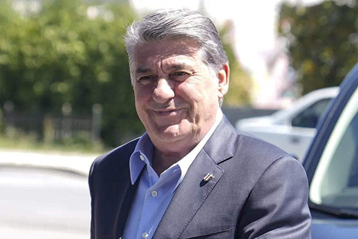 Transfer için Adalı şöyle devam etti, "Takımın oturabilmesi için biraz zamana ihtiyaç var. Hocamız Ole Gunnar Solskjaer çok çalışıyor, çabalıyor. Kendisinin bu yaklaşımından son derece memnunuz."<br>