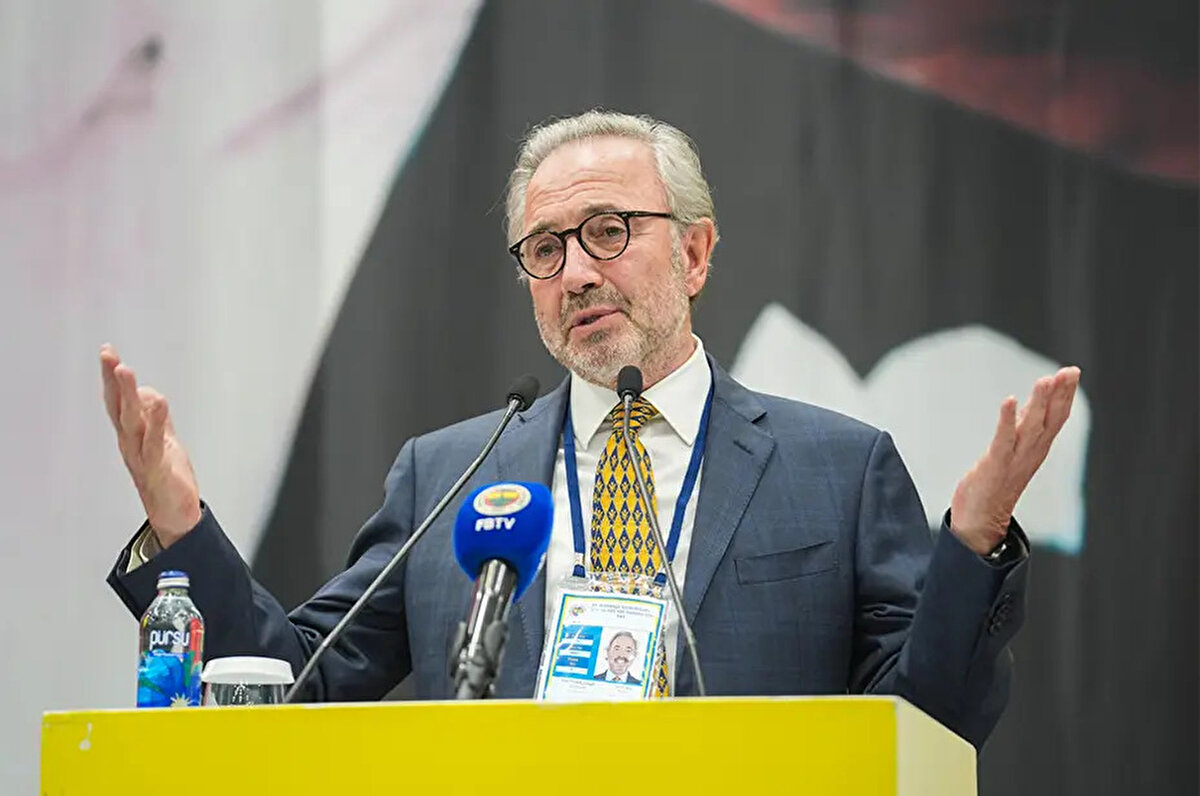 Transfere değinen Akın, "Transferler yavaş yavaş oluyor. Kolay olmuyor transfer yapmak. Hem maddi anlamda hem de takımlar kolay kolay bırakmıyor. Benfica bırakmıyor mesela Kerem'i." ifadelerini kullandı.<br>