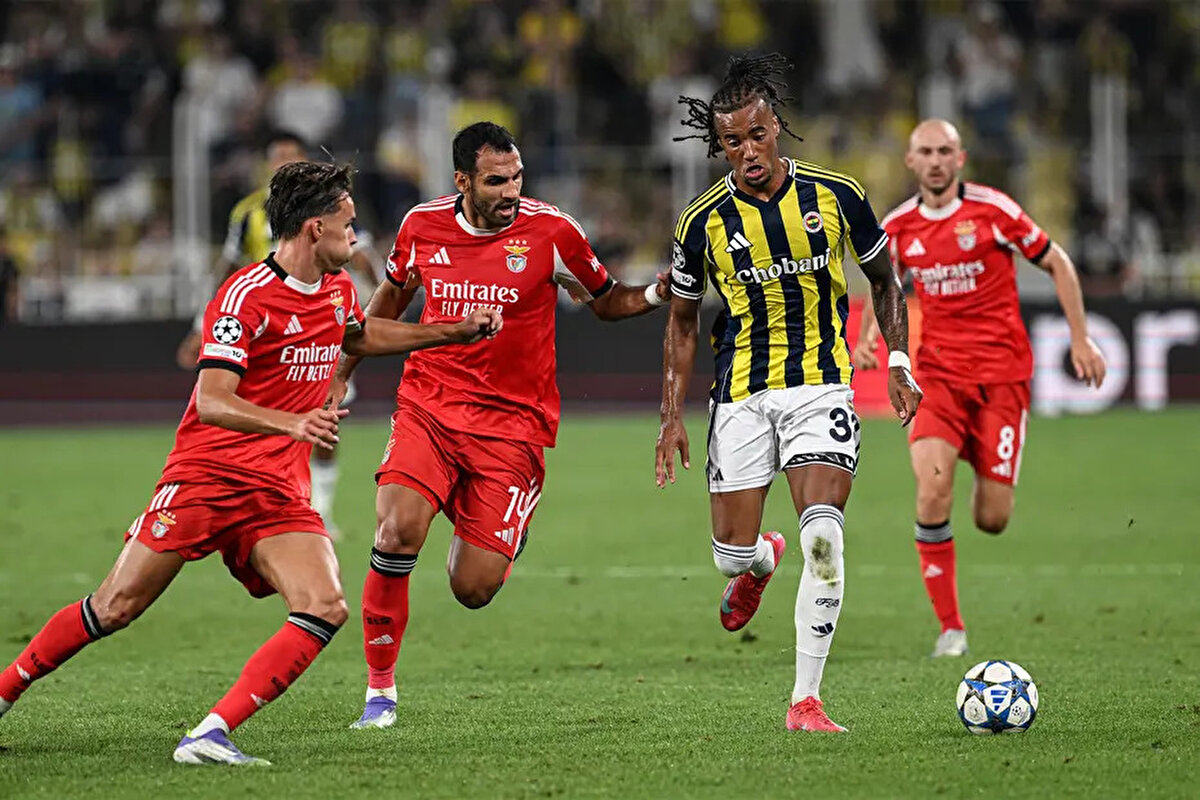 Hamdi Akın, Şampiyonlar Ligi play-off turundaki Benfica eşleşmesiyle ilgili ayrıca, "Her şey olabilir. Çok rahatlıkla geçebiliriz. Niye geçmeyelim? Benfica'yı da gördünüz burada. Çok da önemli bir takım değil yani. Çok kafa kafaya bir maç olacağını düşünüyorum." açıklamasında bulundu.<br>