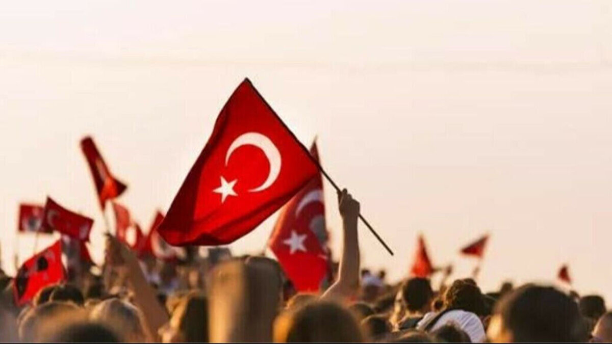 30 Ağustos 2025 Hangi Güne Denk Geliyor?<br><br>Bu yıl 30 Ağustos 2025 Cumartesi gününe denk geliyor. Hafta sonu tatiliyle birleştiği için çoğu çalışan açısından ekstra tatil avantajı olmayacak. Ancak resmi tatil kapsamında düzenlenecek törenler ve etkinlikler gün boyunca devam edecek.