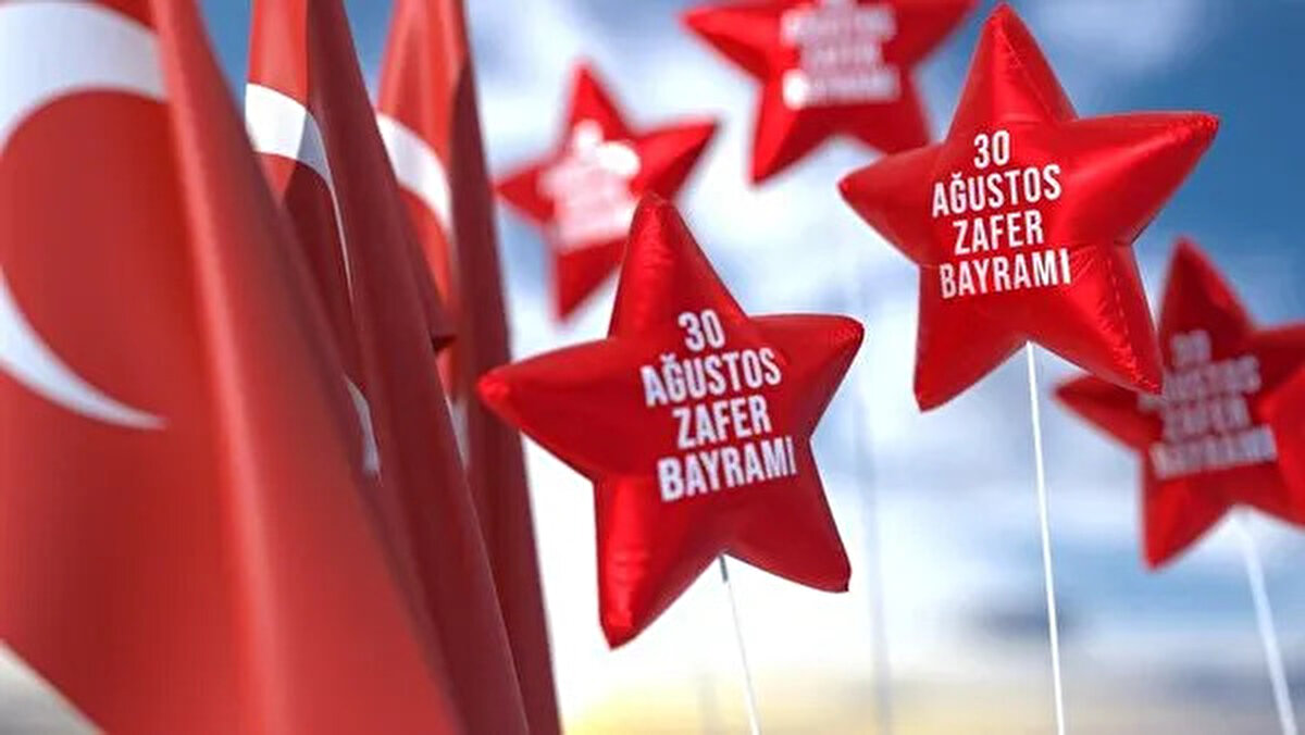 30 Ağustos Resmi Tatil Mi?<br><br>Zafer Bayramı, 30 Ağustos 1922’de Dumlupınar Meydan Muharebesi’nde kazanılan zaferi anmak amacıyla Türkiye ve Kuzey Kıbrıs Türk Cumhuriyeti’nde her yıl kutlanıyor. 1926’dan bu yana resmî bayram olarak kabul edilen 30 Ağustos, aynı zamanda resmî tatil günleri arasında yer alıyor. Bu nedenle kamu kurum ve kuruluşları kapalı olacak, çalışanlar da tatilden faydalanacak.