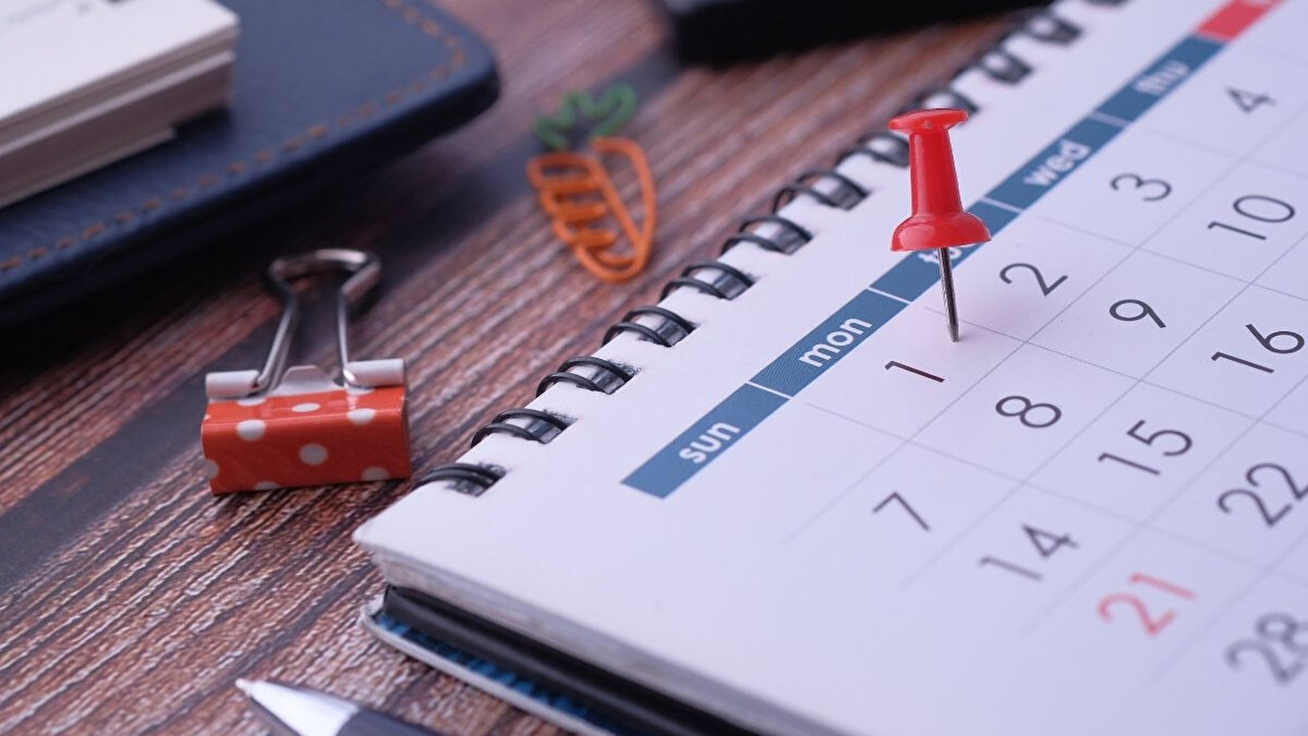 2026 Ramazan Bayramı<br><br>2026’da Ramazan Bayramı, 19 Mart Perşembe arifesi ile başlayacak.<br><br>1. Gün: 20 Mart 2026 Cuma<br><br>2. Gün: 21 Mart 2026 Cumartesi<br><br>3. Gün: 22 Mart 2026 Pazar<br><br>Bu tarihlerle birlikte Ramazan Bayramı, hafta sonu ile birleşerek uzun bir tatil fırsatı sunacak.