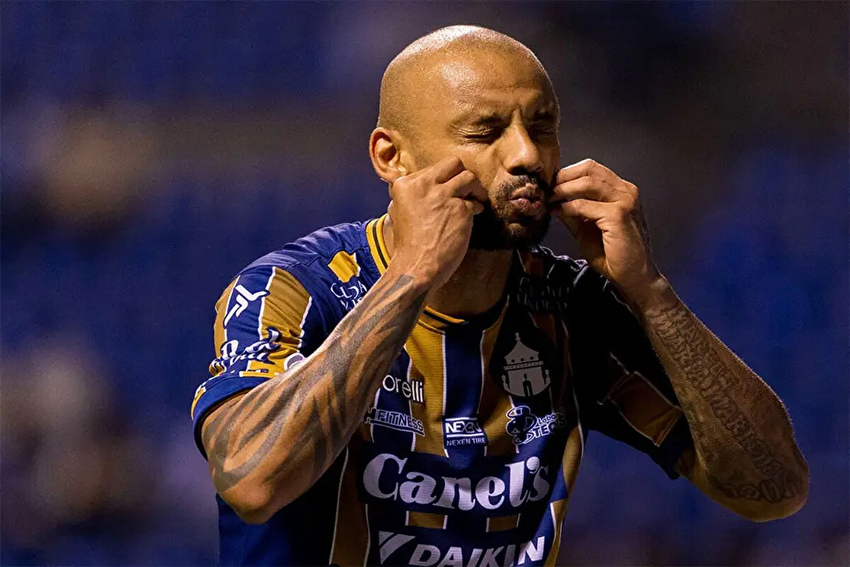 2022-23 sezonu başında Cagliari'den 4.68 milyon euro karşılığında Fenerbahçe'ye transfer olan Joao Pedro, beklentilerin oldukça altında kalmıştı.<br>