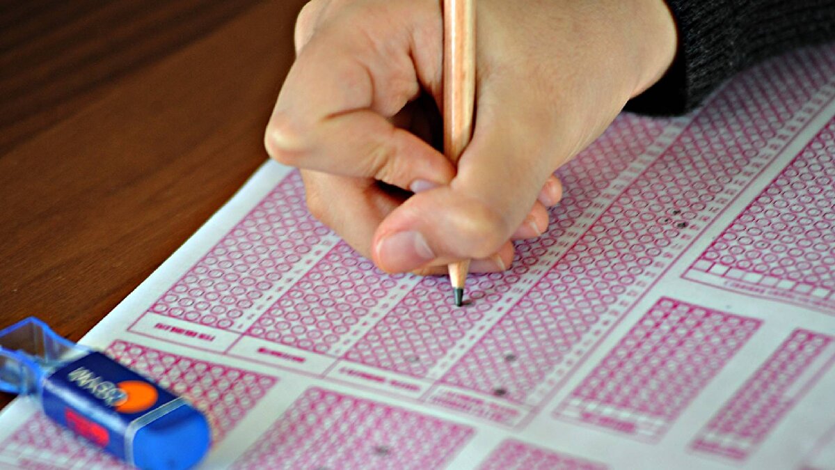 2018’den itibaren günümüzde uygulanan YKS (Yükseköğretim Kurumları Sınavı) yürürlüğe girdi. Üç oturumlu bu sistem (TYT, AYT, YDT), öğrencilerin hem temel yeterliliklerini hem de alan bilgisini ölçüyor. Bugün milyonlarca genç için YKS, 1974’teki ÜSS’nin bıraktığı mirasın devamı niteliğinde.