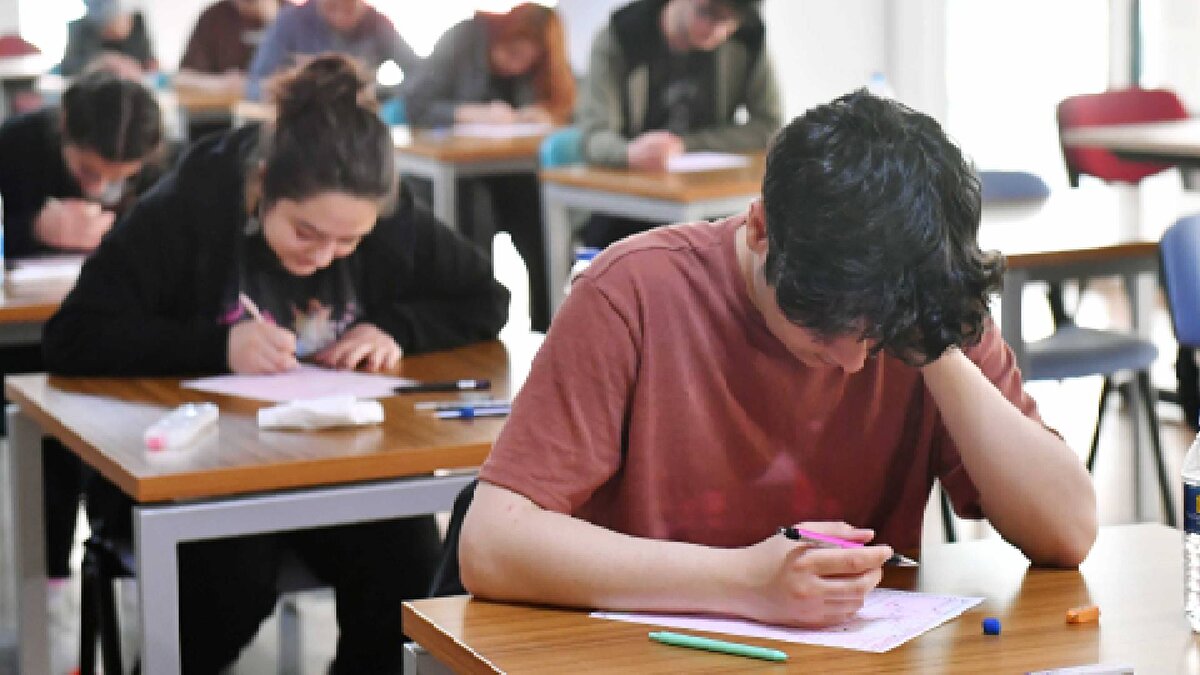 2010’dan itibaren sınav sistemi YGS (Yükseköğretime Geçiş Sınavı) ve LYS (Lisans Yerleştirme Sınavı) olarak iki aşamalı hale getirildi. Bu dönemde öğrenciler ilk kez geniş kapsamlı testlerle alan tercihlerine yönlendirildi.