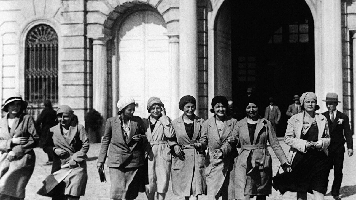 1974 yılında kurulan Üniversitelerarası Öğrenci Seçme ve Yerleştirme Merkezi (ÜSYM), Türkiye’de ilk kez merkezi bir sınav sistemi uyguladı. ÜSS (Üniversitelerarası Seçme Sınavı), tüm öğrencileri tek çatı altında topladı ve üniversitelere girişte yeni bir dönemin kapısını açtı.