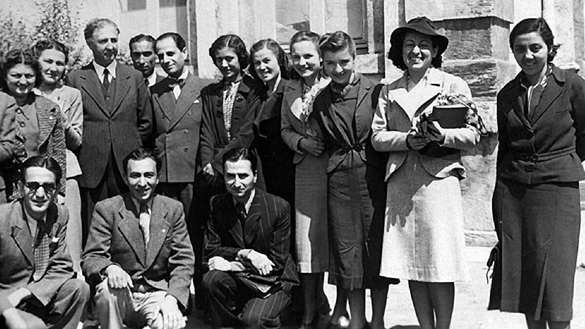 1981’de ÖSYM kuruldu ve sınavın adı ÖSS (Öğrenci Seçme Sınavı) oldu. Bu dönem, milyonlarca öğrencinin hayatına yön veren tek aşamalı sınav sistemiyle hatırlandı.