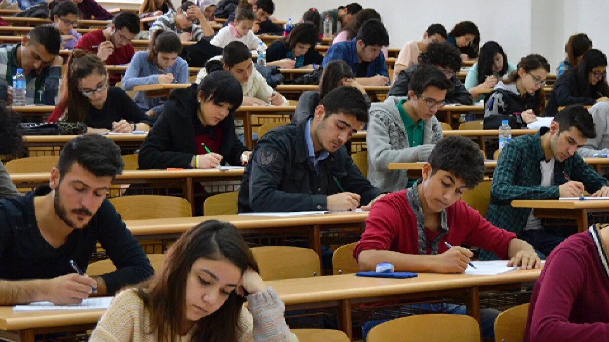 1999’da sınav sistemi değişti: ÖSS + ÖYS adıyla iki aşamalı model uygulandı. Bu yöntem, öğrencilerin farklı alanlardaki başarılarını ölçmeyi hedefliyordu.