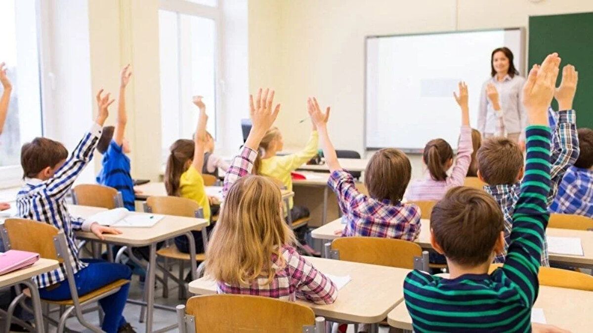 📌 Başvuru sonuçları adaylara SMS veya e-posta ile bildirilmektedir.<br><br>Ücretli Öğretmenlik Başvurusu Nasıl Yapılır?<br><br>Başvurular online ortamda gerçekleştirilmektedir. Adayların başvuru yapabileceği yollar şunlardır:<br><br>E-Devlet üzerinden online başvuru<br><br>İl/ilçe milli eğitim müdürlüklerinin online ön başvuru formları<br><br>Başvuru sürecini takip etmek için görev alınmak istenen il veya ilçenin Milli Eğitim Müdürlüğü sayfalarının incelenmesi önemlidir.