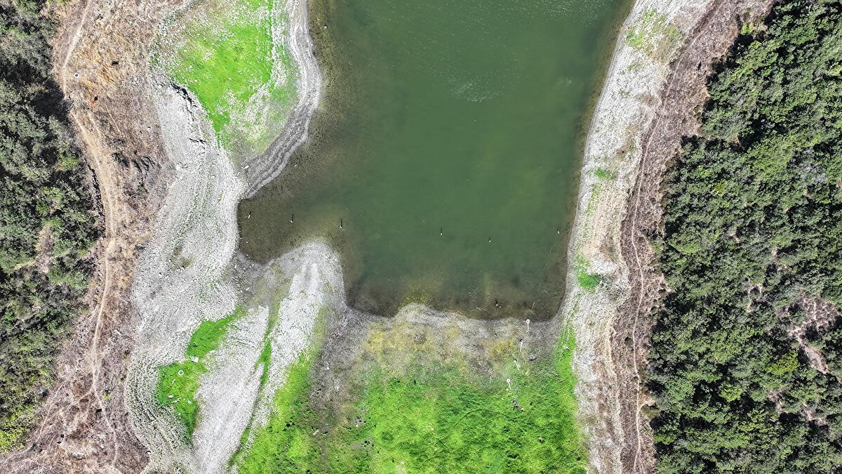 İstanbul Barajlarındaki Doluluk Oranı Düşüyor<br><br>İstanbul Su ve Kanalizasyon İdaresi (İSKİ) verilerine göre, İstanbul’a su sağlayan barajlardaki doluluk oranı yaz mevsimi ve artan su tüketimi nedeniyle düşmeye devam ediyor.<br><br>Bu yıl 15 Nisan’da yüzde 82,22 seviyesinde olan baraj doluluk oranı, 19 Temmuz’da yüzde 58,28’e kadar geriledi ve bugün itibarıyla yüzde 42,43 olarak ölçüldü. Su kaynaklarındaki bu düşüş, hem halkın hem de yetkililerin dikkatini çekiyor.