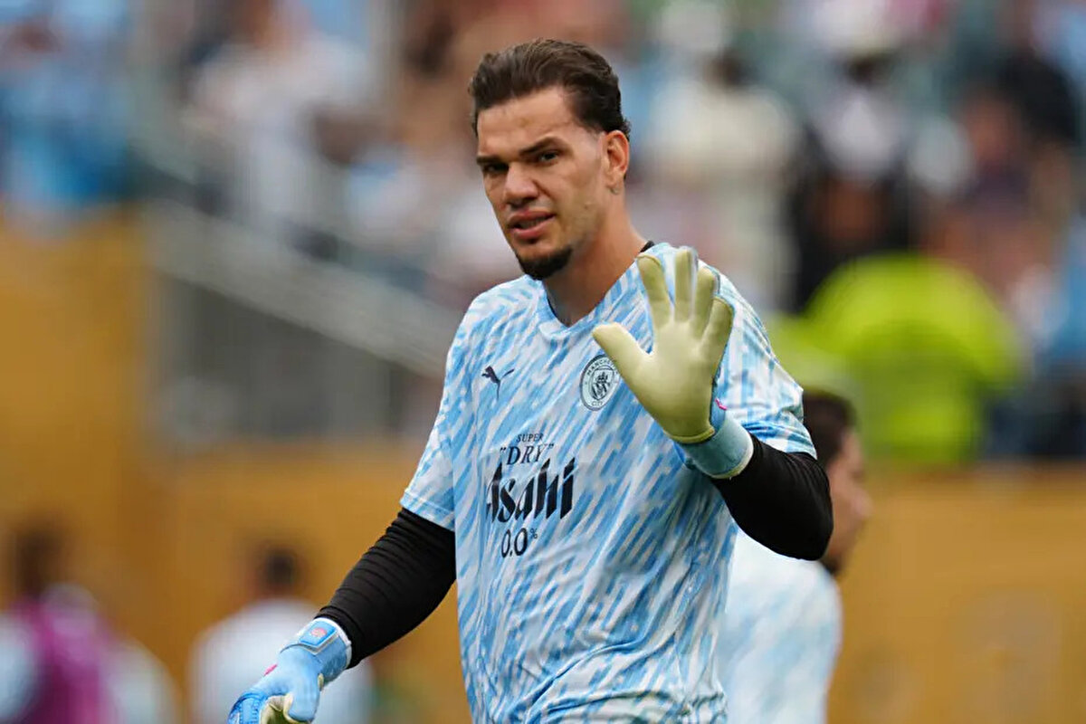 Ancak anlaşmanın henüz Ederson satılamadığı için resmiyet kazanamadığı ve Manchester City'nin Galatasaray'a haber yollayarak Brezilyalı eldivenin transferinin bir an önce bitirilmesini istediği iddia edildi.<br>