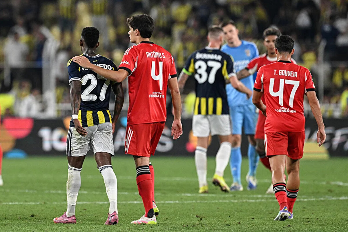 Fenerbahçe, Şampiyonlar Ligi play-off turu rövanş maçında Benfica deplasmanına çıkacak. Kadıköy'de golsüz beraberlikle biten ilk maçın ardından sarı lacivertlilerin tek hedefi yıllar süren Devler Ligi hasretini bitirmek.<br>