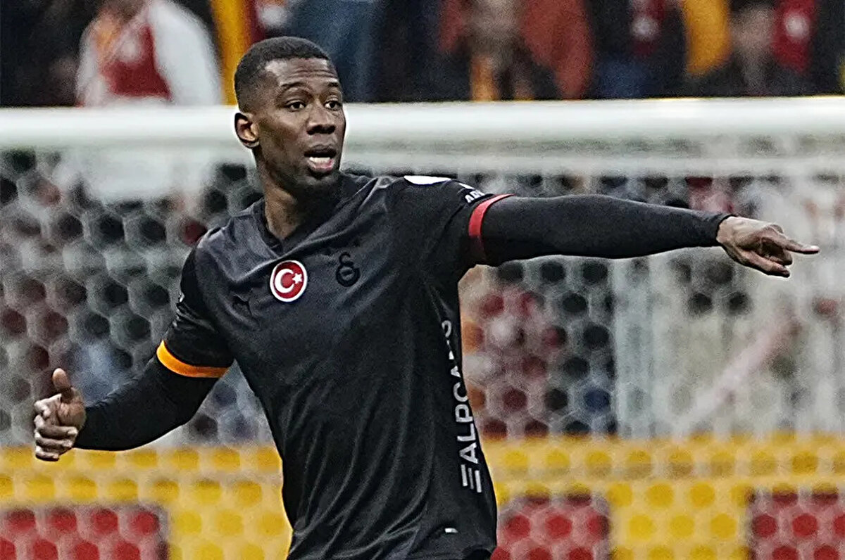 Galatasaray'la ise transfer şartları konusunda pazartesi gününden bu yana pazarlıkların sürdüğü ve 26 yaşındaki oyuncunun bonservisiyle mi yoksa kiralık olarak mı gideceği konusunun çözüme kavuşturulmaya çalışıldığı belirtildi.<br>