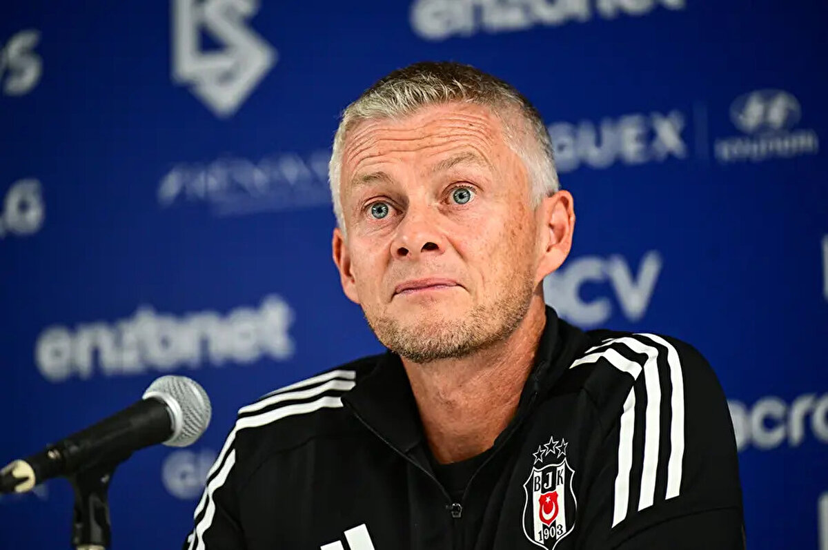 "Benim burada bir ailem olduğunu hissediyorum. Her zaman en iyi sonucu vermek zor olabiliyor. Beşiktaş için yeni bir çağ inşa ediyoruz başkanımızla birlikte. Ben sosyal medya takip etmiyorum ama övgüler almak herkesin hoşuna gider, benim de hoşuma gidiyor."<br>