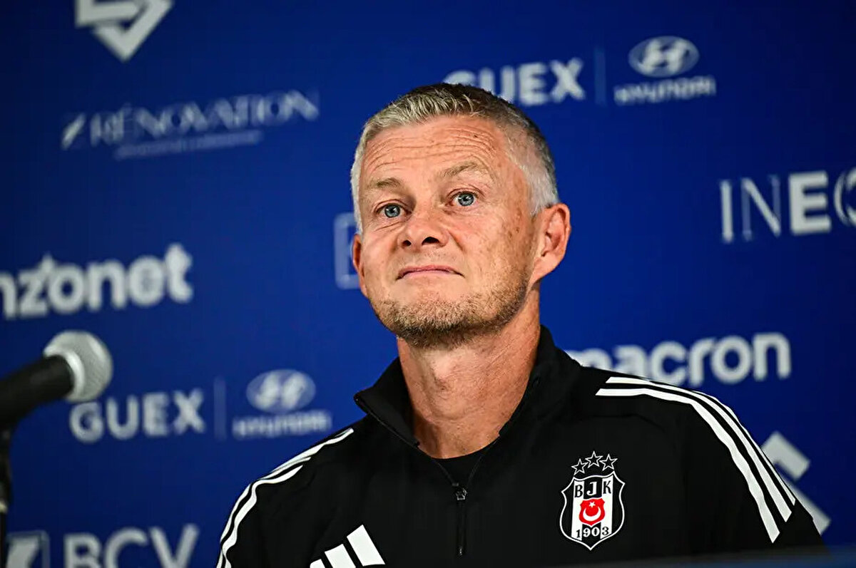 "Oyuncuların stili ve profilleri oyun dizilimine karar veriyor aslında. Çok farklı formasyonlardan bahsedebiliriz. 4'lü ya da 3'lünün çok fark etmediğini söylemiştir Paulista da. Asıl önemli olan Rakibimize hangi zorluğu empoze edeceğiz, bunun üzerinden sistem seçiyoruz. Hepinizin de bildiği gibi kanat oyuncusu sıkıntımız var. İlk maçta Joao ve Rafa'yı daha merkeze aldım, önlerinde Tammy vardı, onları kanat bekleriyle destekledik."<br>