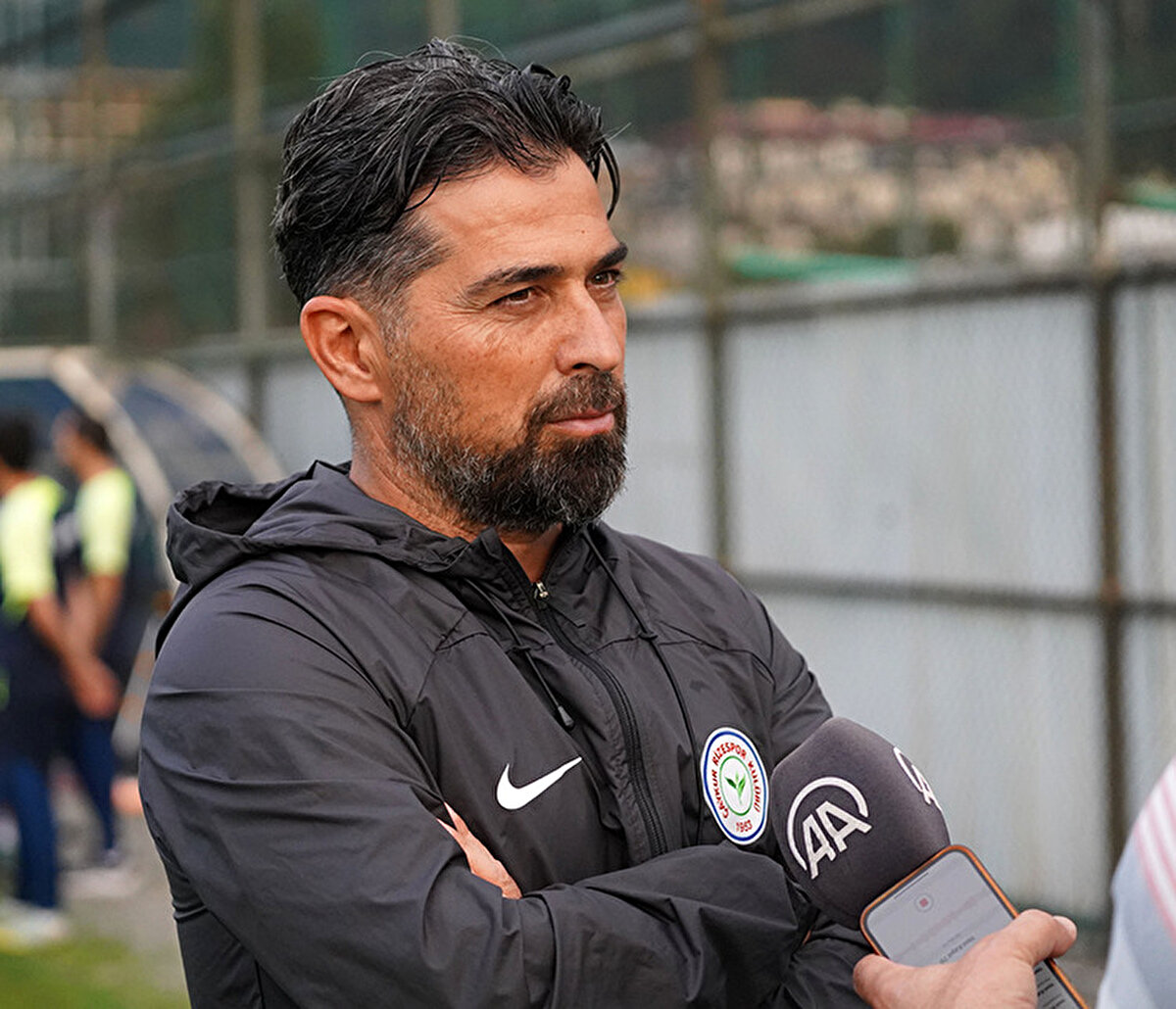 Palut, yaklaşık 70 kaleci seyrettiklerini ancak bunlar arasından parametrelerine uyanların sayısının az olduğunu anlatarak, şöyle devam etti:<br> <br>"Tabii ki kaleci arayan başka takımlar da var. Onların da beklentileri çok yüksek. Yoksa kaleci yokluğu değil ama çok önemli bir mevki. Bütün antrenörler, yönetimler en iyisini istiyor. Bu noktada bazı sıkıntılar var. Takımlar kalecilerini bırakırken, bunun yerini doldurmak zorundalar. Bunun için de zaman çok az. Belki Avrupa'da transfer bittikten sonra beklediğini bulamayan, istediği transferi yapamayan kaleciler de gündeme gelecek. Şu an için tam hata yapma dönemi aslında baktığınız zaman. Yani kaleci alma baskısı, stresi, 'Artık birini alalım da bu iş bitsin.' mantığı hataya götürecek bir yol olabilir. Onun için hala sakin kalmaya çalışıyoruz, panik yapmamaya çalışıyoruz."<br> 