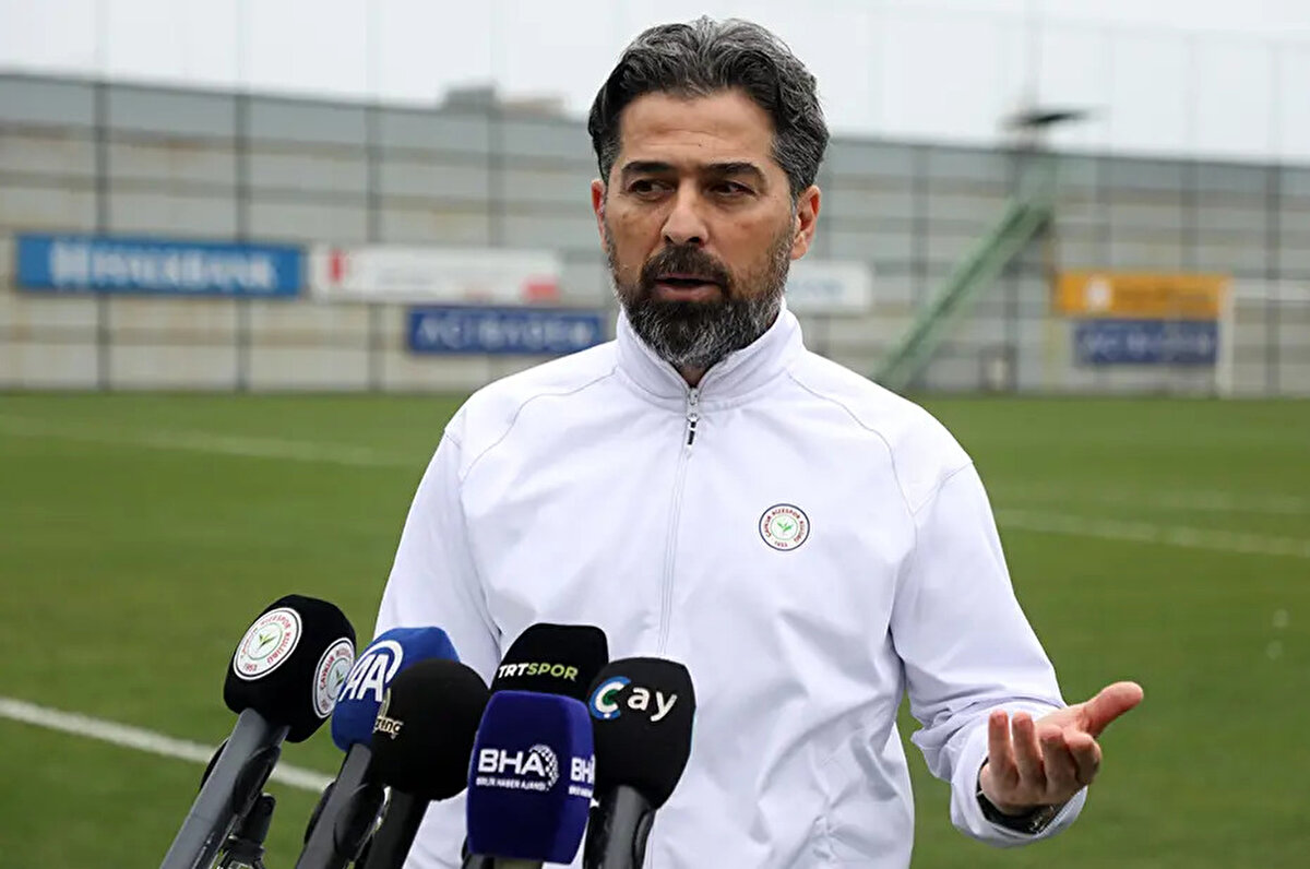 Kaleci transferine ilişkin de bilgi veren Palut, şu değerlendirmede bulundu:<br> <br>"İnanılmaz yoğun çalışıyoruz. Bir kaleci izledim. Bugün itibarıyla alabileceğimiz 1-2 kaleci var. Ama bugüne kadar en iyisi olsun, daha iyisi olsun noktasından baktık. Bahsettiğim çok iyi profillerde hep son dakikalarda maalesef bir pürüz çıktı. Bu maddi değildi. Oyuncunun başka kararlar vermesiyle alakalı pürüzlerdi. Ama çok yoğun bir şekilde çalışıyoruz. Evet, kalecimiz var, oynuyor. Bilmiyorum, belki Galatasaray maçını da Erdem'le oynayacağız. Bu noktada bir çekincemiz yok, ona da güveniyoruz ama en yüksek perdeden, en yoğun şekilde, en çok mesai harcayarak bugünlerde çalıştığımız alanlardan bir tanesi kaleci transferi."