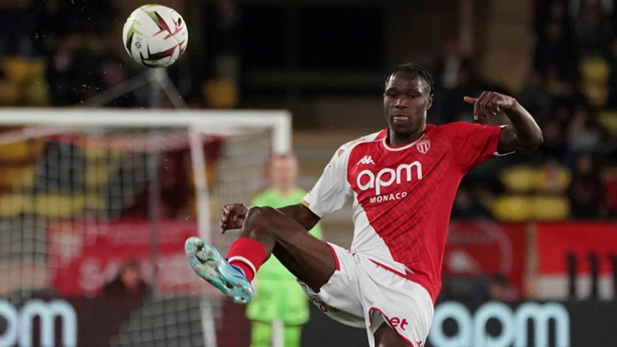 Galatasaray, Wilfried Singo transferinde mutlu sona ulaştı. Sarı-kırmızılıların, Monaco ve futbolcuyla transfer için her konuda anlaşmaya vardığı belirtildi.<br>