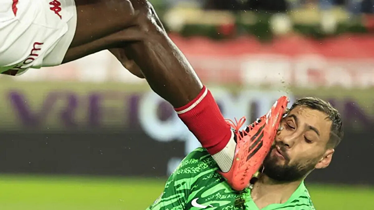 Haberde Singo'nun Monaco'nun PSG ile oynadığı karşılaşmada Gianluigi Donnarumma'nın yüzüne yaptığı sert müdahaleyle hafızalarda kaldığı belirtildi. Bu müdahale sonrası İtalyan eldivenin yüzüne dikiş atılmıştı.<br>