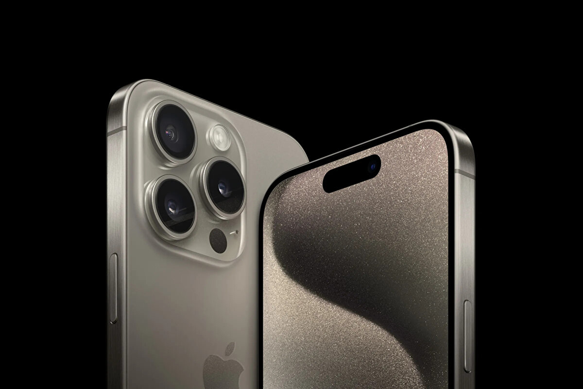 iPhone 15 Serisi Tarih Oluyor<br><br>Apple’ın 2 yıl önce tanıttığı iPhone 15 ve iPhone 15 Plus modelleri artık resmî satıştan kalkacak. Bu cihazlar üçüncü taraf satıcılarda bulunabilecek ancak Apple Store’da yer almayacak. Böylece şirketin sitesinde satılan tüm iPhone modelleri Apple Intelligence destekli olacak.