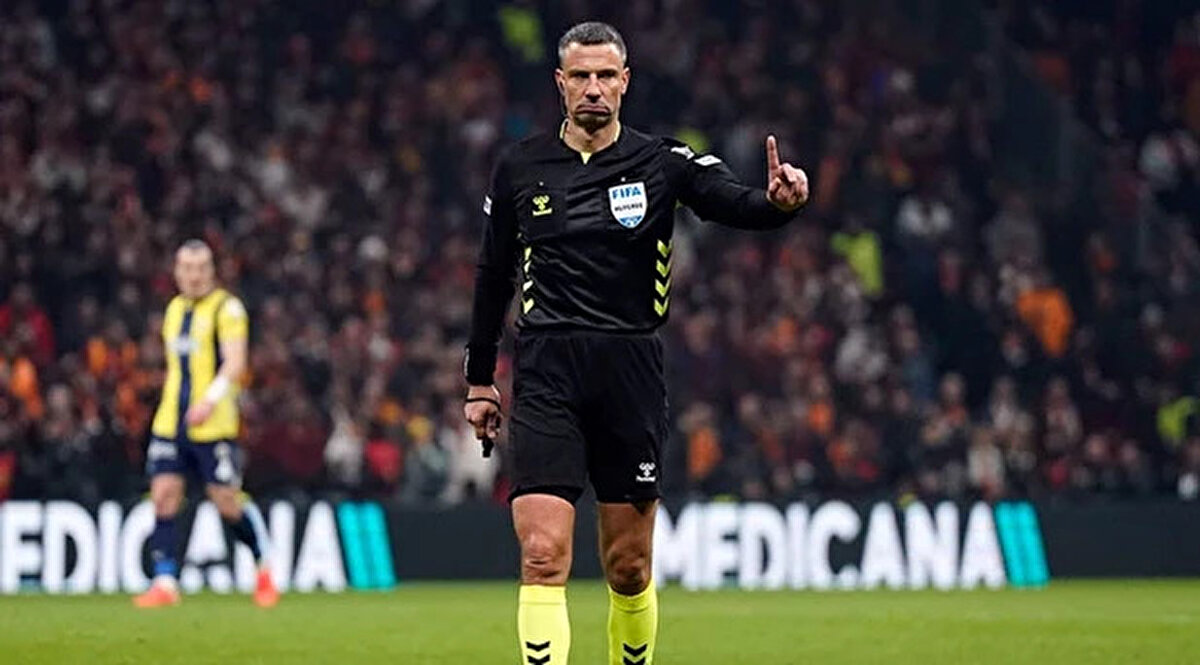 UEFA Şampiyonlar Ligi play-off turunda büyük heyecan yaşanıyor. İlk maçta Kadıköy’de Benfica ile golsüz berabere kalan Fenerbahçe, rövanş için Portekiz’in Lizbon kentinde sahaya çıkıyor. Sarı-lacivertliler, Jose Mourinho yönetiminde 16 yıl aradan sonra Şampiyonlar Ligi gruplarına dönme hayalini gerçekleştirmek için zorlu deplasmanda galibiyet arayacak. Futbolseverler ise “Benfica Fenerbahçe maçı ne zaman, saat kaçta, hangi kanalda, TRT 1’de mi şifresiz mi yayınlanacak?” sorularına yanıt arıyor. İşte karşılaşmaya dair tüm detaylar, muhtemel 11’ler ve maçın hakemi…