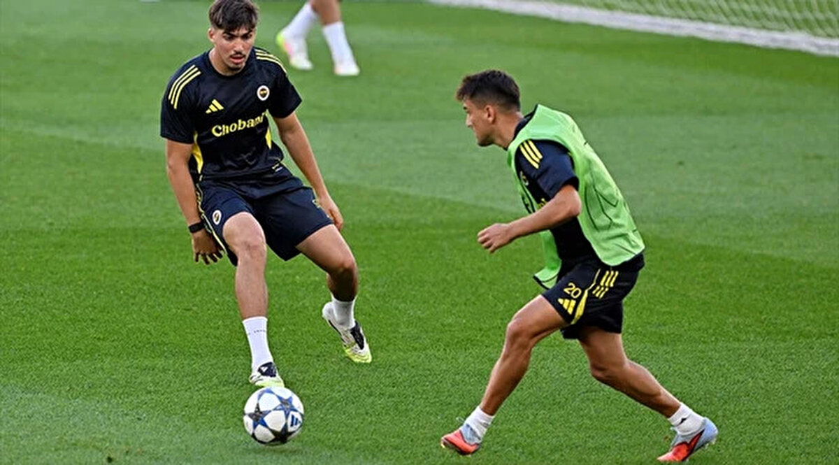 Benfica Fenerbahçe Maçı Hangi Kanalda, Şifreli mi Şifresiz mi?<br><br>Sarı-lacivertli taraftarların en çok merak ettiği sorulardan biri, “Benfica Fenerbahçe maçı TRT 1’de mi, şifresiz mi yayınlanacak?” oldu. Karşılaşma, TRT 1 ekranlarından canlı ve şifresiz olarak futbolseverlerle buluşacak. Yayın haklarının kamuya açık kanalda olması nedeniyle karşılaşmayı isteyen herkes ek bir ücret ödemeden izleyebilecek.