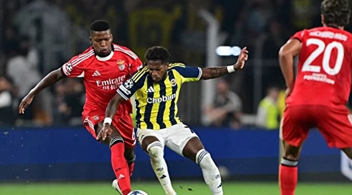 Benfica Muhtemel 11’i<br><br>Benfica’nın Fenerbahçe karşısında sahaya çıkması beklenen muhtemel 11’i şöyle:<br>Trubin, Dedic, Antonio Silva, Otamendi, Dahl, Barreiro, Rios, Barrenechea, Aursnes, Schjelderup, Pavlidis<br><br>Fenerbahçe Muhtemel 11’i<br><br>Jose Mourinho yönetimindeki Fenerbahçe’nin Benfica deplasmanında sahaya çıkması beklenen muhtemel 11’i ise şöyle:<br>İrfan Can, Mert, Skriniar, Oosterwolde, Semedo, Amrabat, Fred, Brown, Szymanski, Duran, Talisca