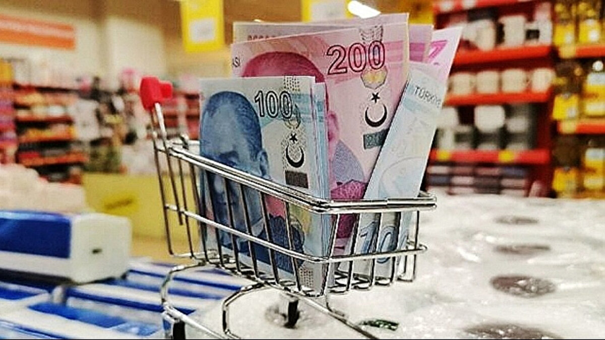 Enflasyon Beklentisi Anketi Yayımlandı<br><br>Türkiye Cumhuriyet Merkez Bankası (TCMB) tarafından düzenlenen piyasa katılımcıları anketi, Ağustos ayı beklentilerini ortaya koydu.<br><br>Cari yıl sonu TÜFE beklentisi: Bir önceki anket döneminde yüzde 29,66 iken, son ankette yüzde 29,69 oldu.<br><br>12 aylık TÜFE beklentisi: Yüzde 23,39’dan yüzde 22,84’e geriledi.<br><br>24 aylık TÜFE beklentisi: Yüzde 17,08’den yüzde 16,92’ye düştü.<br><br>Cari ay sonu gecelik faiz oranı beklentisi: Yüzde 42,85 olarak kaydedildi.<br><br>Bu veriler, enflasyonda kısa vadede sınırlı artış beklense de uzun vadede düşüş yönlü bir beklenti olduğuna işaret ediyor.