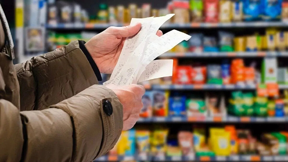 Geçtiğimiz Ay Enflasyonda Düşüş Yaşanmıştı<br><br>Temmuz ayında açıklanan verilere göre yıllık enflasyon, bir önceki aya kıyasla 1,53 puan azalarak yüzde 33,52 seviyesine gerilemişti.<br><br>Yİ-ÜFE (Yurt İçi Üretici Fiyat Endeksi) Temmuz ayında yüzde 1,73 artarken, yıllık bazda yüzde 24,19 seviyesinde gerçekleşti.<br><br>Yıllık enflasyona en yüksek etkiyi 9,03 puanla konut grubu yaparken, gıda grubu ikinci sırada yer aldı.<br><br>Haziran ayında açıklanan yıllık enflasyon ise yüzde 35,05’ti.<br><br>Bu düşüş trendi, piyasaların Ağustos verilerine daha da dikkat kesilmesine neden oldu.