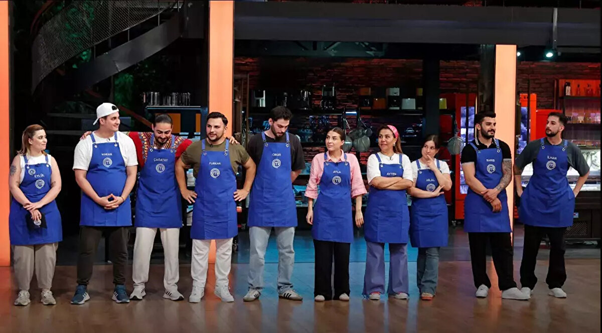 Ekranların en çok izlenen yarışmalarından biri olan MasterChef Türkiye 2025, 26 Ağustos Salı akşamı izleyicilere nefes kesen bir bölüm sundu. Yarışmacılar bu kez zeytinyağlı yemekler ile hünerlerini sergiledi. Kırmızı ve Mavi takım arasında kıyasıya rekabet yaşanırken, dokunulmazlığı kazanan takım ve eleme potasına giden isimler merak konusu oldu. İşte MasterChef Türkiye son bölümde öne çıkanlar…