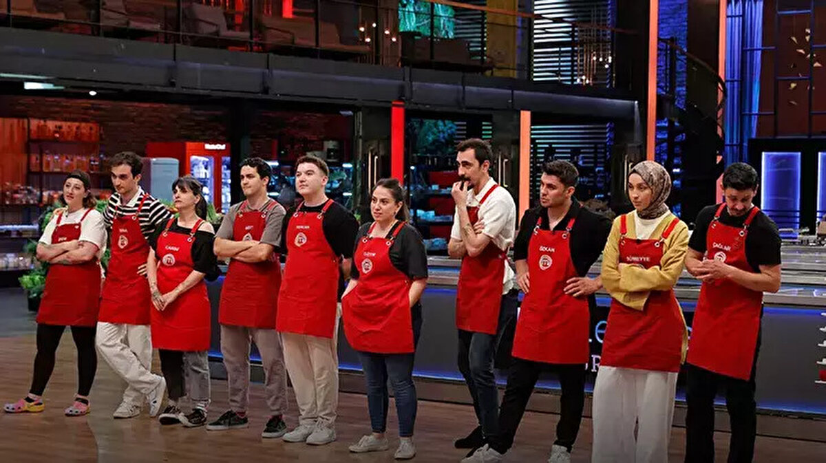 MasterChef Mavi ve Kırmızı takım yarışmacıları<br><br>Mavi Takım (Takım Kaptanı: Eylül)<br><br>Hakan<br><br>Çağatay<br><br>Furkan<br><br>Onur<br><br>Ayla<br><br>Ayten<br><br>Hilal<br><br>Barış<br><br>İlhan<br><br>Kırmızı Takım (Takım Kaptanı: Çağlar)<br><br>Sümeyye<br><br>Özkan<br><br>Sezer<br><br>Gizem<br><br>Sercan<br><br>Mert<br><br>Cansu<br><br>İhsan<br><br>İrem<br><br>26 Ağustos MasterChef Türkiye bölümünde dokunulmazlığı Mavi takım kazanırken, bireysel dokunulmazlık Özkan’ın oldu. İrem ve Mert eleme potasına girdi. MasterChef heyecanı önümüzdeki bölümlerde de hız kesmeden devam edecek.