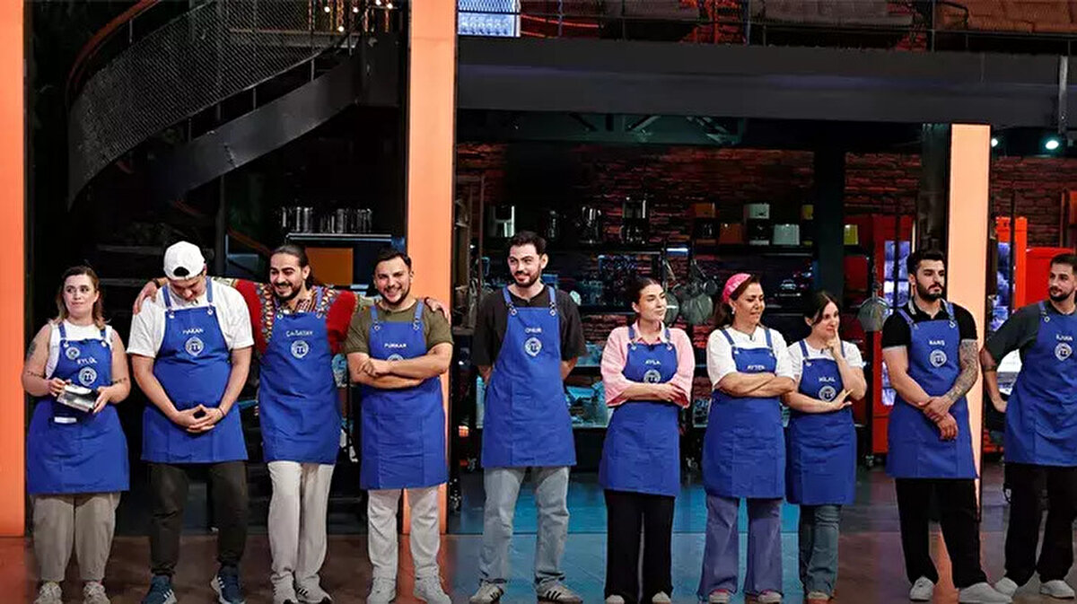 MasterChef 26 Ağustos’ta dokunulmazlığı hangi takım kazandı?<br><br>26 Ağustos Salı akşamı oynanan ilk dokunulmazlık oyununu Mavi takım kazandı. Zeytinyağlı menüler üzerinden yapılan değerlendirmelerde jüri üyeleri Somer Sivrioğlu, Mehmet Yalçınkaya ve Danilo Zanna, Mavi takımın performansını daha başarılı buldu. Böylece haftanın ilk dokunulmazlık oyununda gülen taraf Mavi takım oldu.