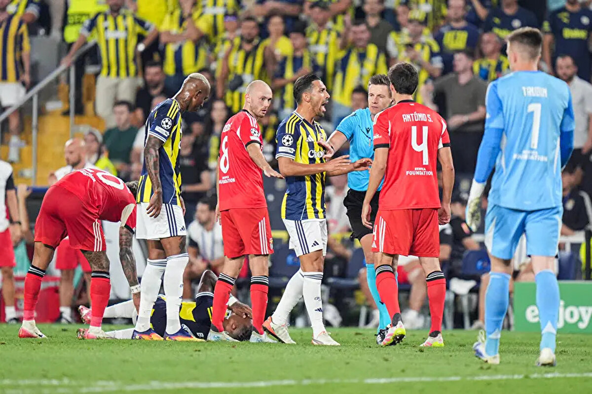 Şampiyonlar Ligi'nde adını lig aşamasına yazdırmak isteyen Fenerbahçe, Benfica karşısında kritik bir maça çıkacak. Bu akşam (27 Ağustos) Estadio de Luz’da oynanacak karşılaşma saat 22.00'de başlayacak.<br>