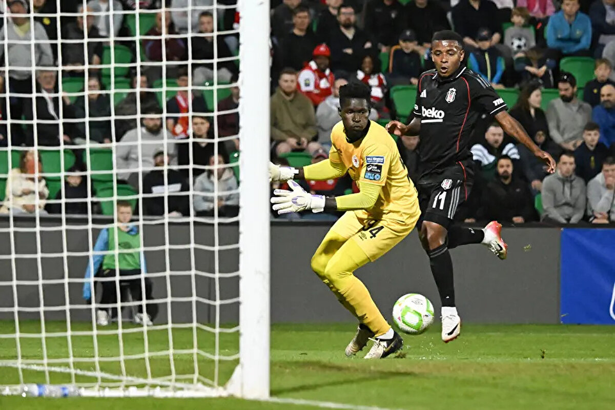 Cruzeiro'nun, Ekvadorlu futbolcunun transferi için 7.5 milyon euro teklif ettiği ancak siyah beyazlı kulübün başkanı Serdal Adalı'nın bunu reddettiği iddia edilmişti.<br>