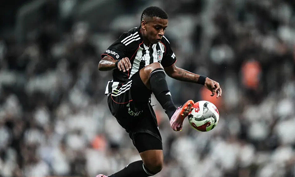 Beşiktaş'ta ilk 11'e girmekte zorlanan Kenny Arroyo'ya Brezilya'nın Cruzeiro takımının talip olduğu ileri sürüldü.<br>