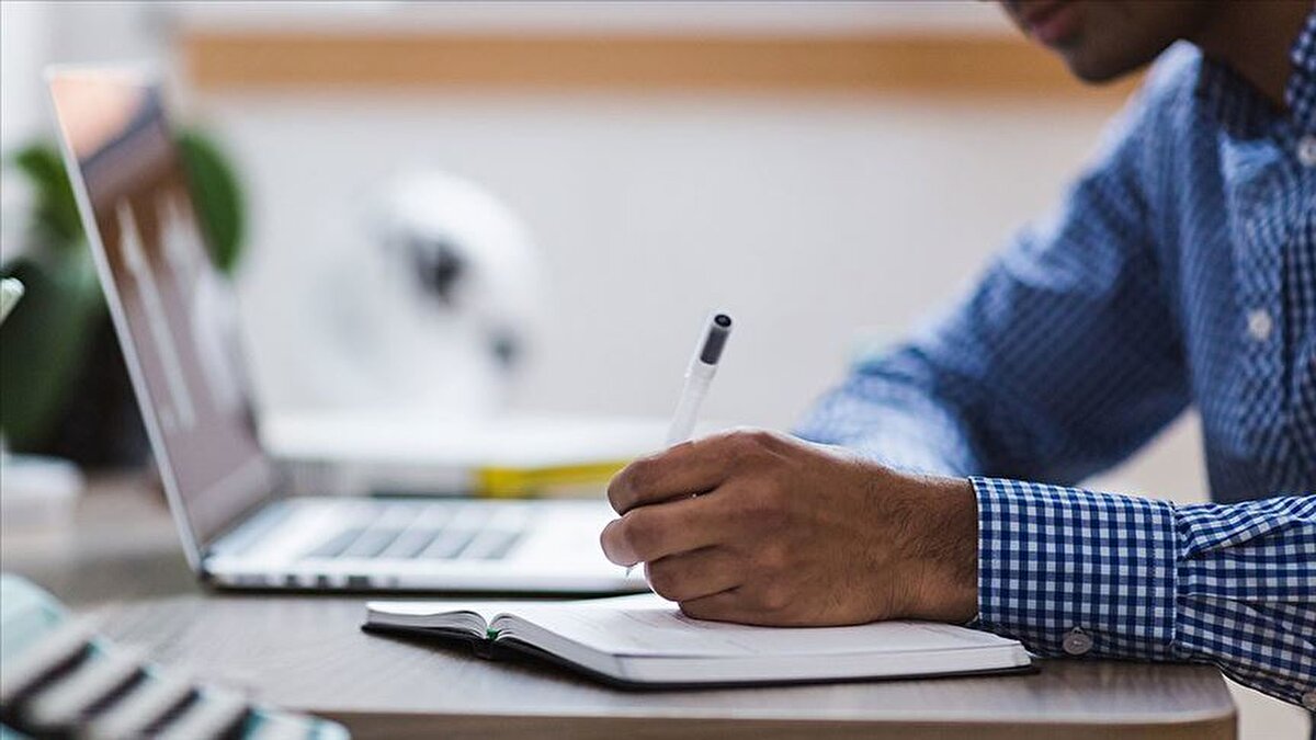 🔹 AÖL Yeni Kayıt Tarihleri 2025-2026<br><br>AÖL yeni kayıt işlemleri de kayıt yenileme ile eş zamanlı olarak gerçekleştirilecek. Lise eğitimini açıktan sürdürmek isteyen öğrenciler, MEB’in duyuracağı tarihlerde Halk Eğitim Merkezleri üzerinden başvuru yapabilecek.