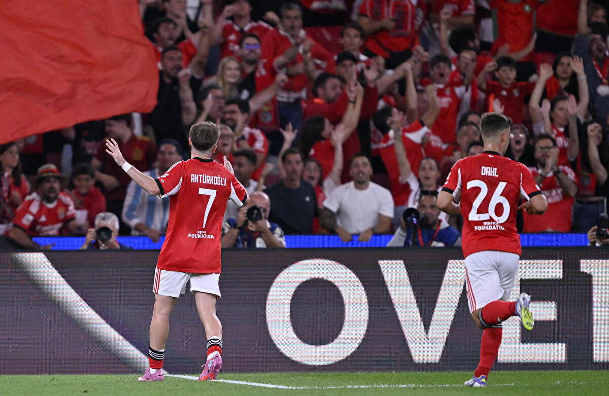 UEFA Şampiyonlar Ligi play-off turu rövanş maçında, Benfica ile Fenerbahçe takımları Portekiz’in Lizbon şehrindeki Luz Stadı'nda karşı karşıya geldi.