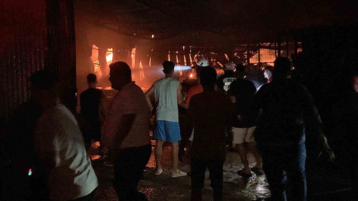 Baba gözyaşlarını tutamadı<br>Oğlunu evlendirdiği anda yangın haberini alan ve olay yerine gelen Ahmet Özden ve bazı yakınları gözyaşlarını tutamadı. Aile bireylerini çevredekiler sakinleştirdi.Yangının olduğu evin birinci katında babanın kaldığı, ikinci katı ise evlendirdiği oğluna hazırladıkları öğrenildi.