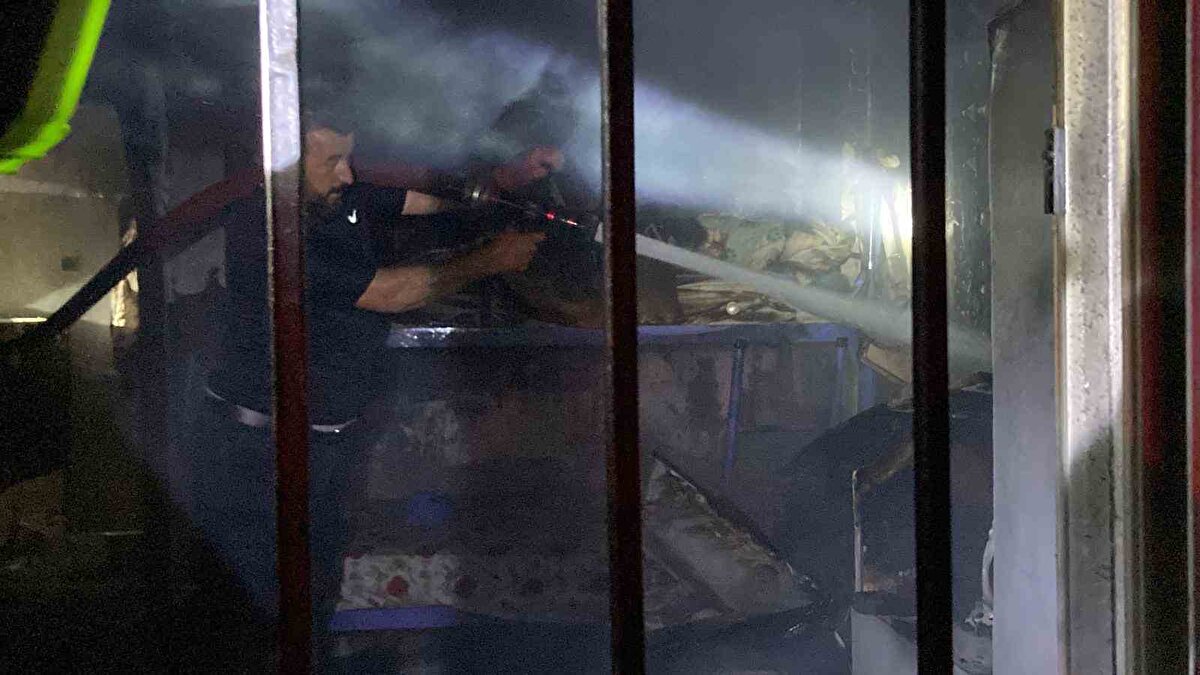 Yangını görenlerin haber vermesi üzerine olay yerine Mersin Büyükşehir Belediyesi İtfaiye Daire Başkanlığı, Erdemli Belediyesi, Orman Müdürlüğüne bağlı ekipler sevk edildi. 10 itfaiye ekibi bir çok noktadan alevlere müdahale ederken, çevre sakinleri de destek verdi.