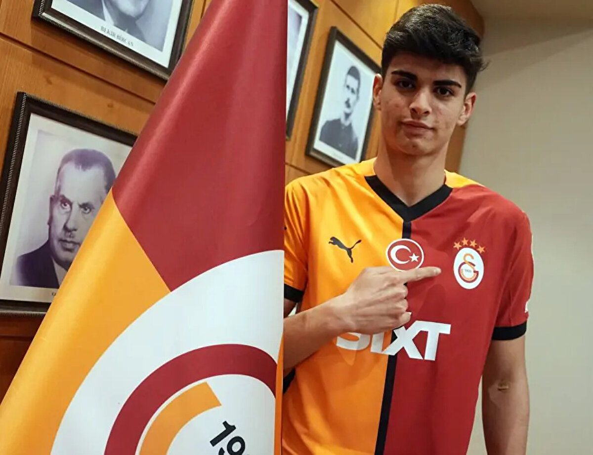 Galatasaray'ın 2007 doğumlu stoperi Arda Ünyay, yeteneğiyle dünya devlerinin ilgisini çekti.<br>