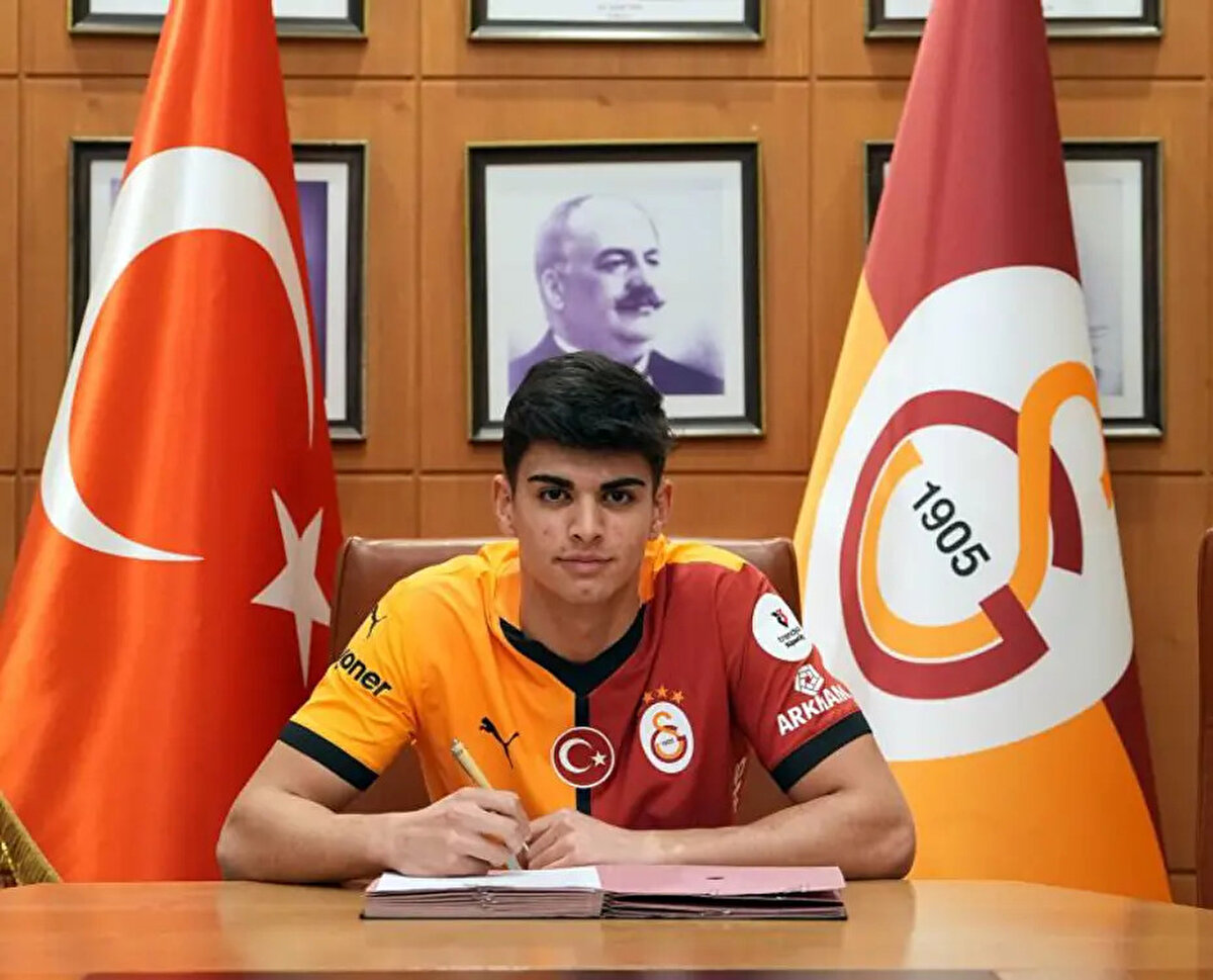 Haberde Arda'nın sağ bek pozisyonunda da forma giyebildiği belirtilirken önünde parlak bir kariyer olduğu aktarıldı.<br>