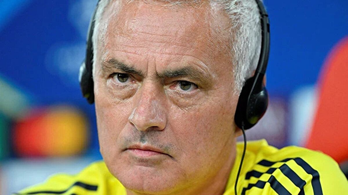 İspanyol basınından AS'ın haberine göre; Fenerbahçe Teknik Direktörü Jose Mourinho, Hırvat eldivenin ayrılması halinde Real Madrid'in kalecisi Andriy Lunin'i en önemli önceliği olarak belirledi.<br>