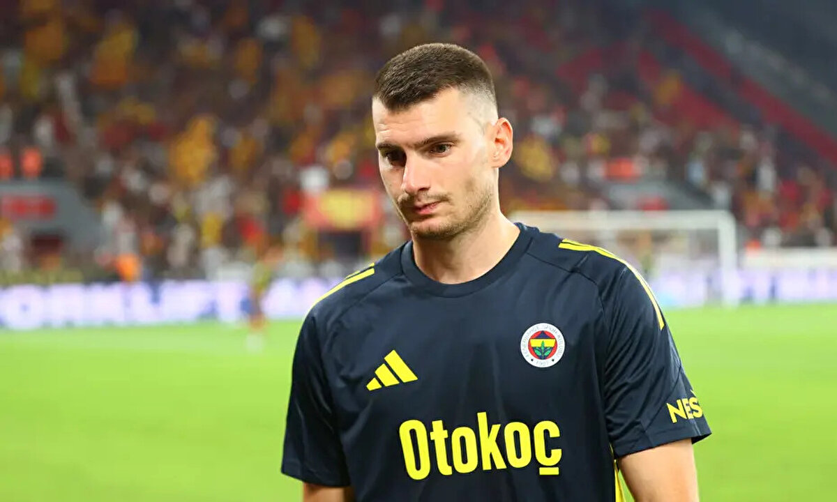Fenerbahçe'de yedek kulübesine hapsolan Hırvat file bekçisi Dominik Livakovic'in durumu belirsizliğini korurken, sarı lacivertlilerin yeni bir kaleci transferi için çalışmalarını sürdürdüğü iddia edildi. <br>