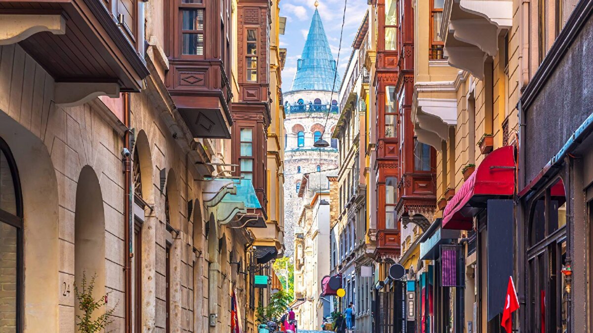 İstanbul, yalnızca bir şehir değil; her ilçesiyle ayrı bir kültür, tarih ve hafıza mekânı. 📚🏙️<br>Üsküdar’ın manevî ikliminden Beyoğlu’nun hareketli sokaklarına, Kadıköy’ün canlı kültür hayatından Fatih’in köklü geçmişine kadar her semt edebiyatın sayfalarında iz bırakıyor.<br>Bu kitaplar, İstanbul’un ruhunu keşfetmek isteyenlere farklı bakış açıları sunuyor; şehri sadece görmekle kalmayıp hissetmenin de bir yolunu açıyor.