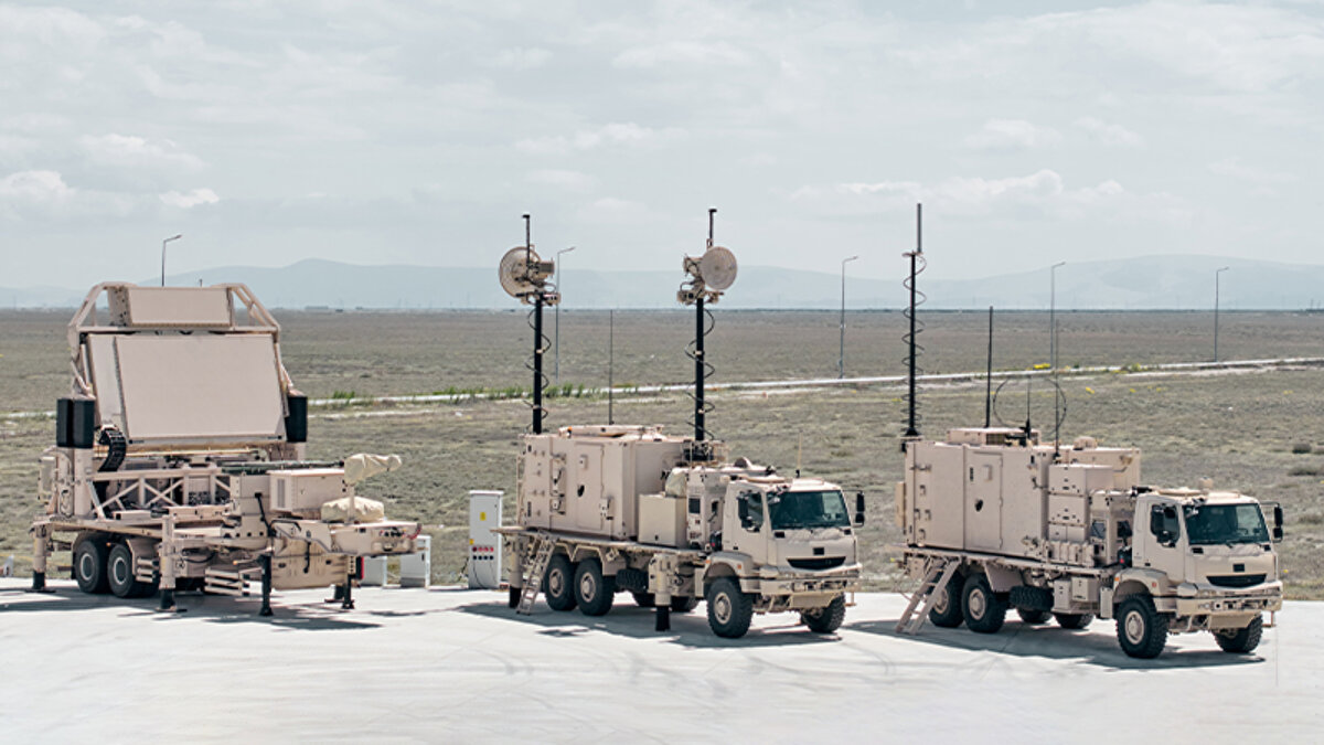 SİPER Hava Savunma Sistemi<br><br><br>Türkiye'nin ilk yerli uzun menzilli bölge hava ve füze savunma sistemi<br>Çoklu hedefe kitlenme ve ardışık ateşleme mümkün <br>Her bir batarya toplamda 48 füze ateşleyebilir <br>Stratejik tesisleri ve hava sahasını korur<br><br>SİPER Ürün-1 (Blok I):<br>- Menzil: 100+ km<br>- İrtifa: 20+ km<br>- Füze Boyu: 5.4 m<br>- Çap: 370 mm<br>- Motor: Çift darbe  katı yakıtlı roket motoru<br>- Arayıcı Başlık: Aktif RF (Radyo Frekansı)<br><br><br>SİPER Ürün-2 (Blok II):<br>- Menzil: 150+ km<br>- İrtifa: 30+ km<br>- Füze Boyu: 6.3 m<br>- Çap: 420 mm<br>- Motor: Tek kademe katı yakıtlı roket motoru 