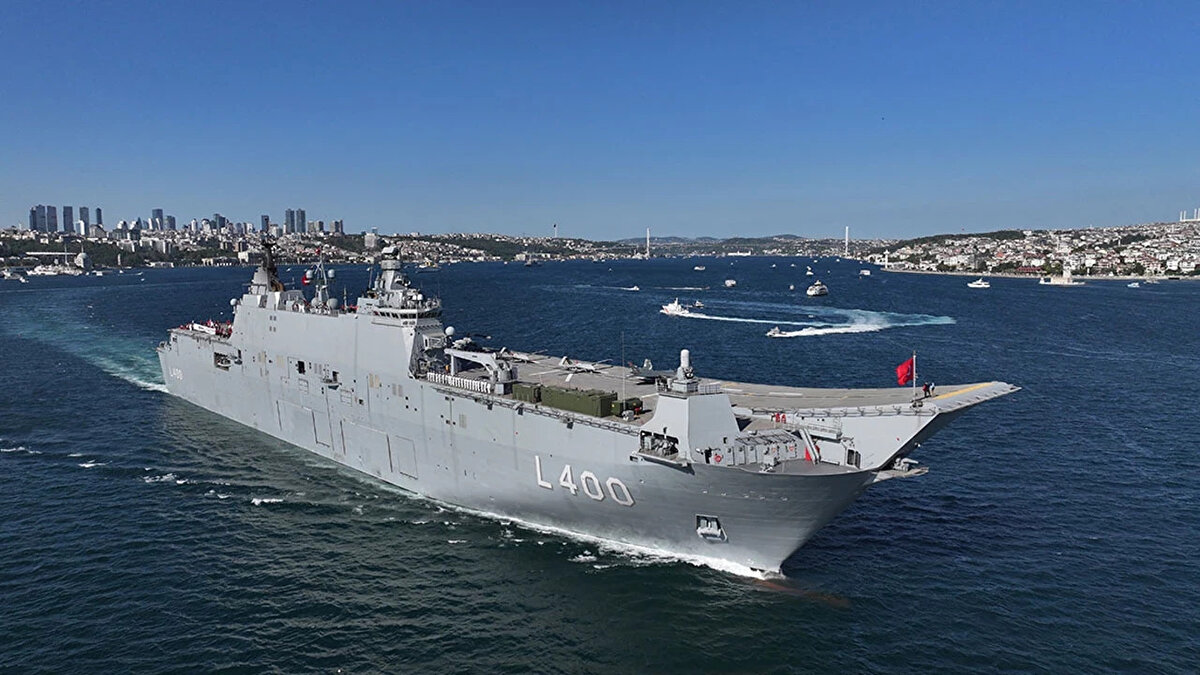 Türkiye'nin denizlerdeki teknolojik gücünü genç nesillerle buluşturmayı hedefleyen TEKNOFEST Mavi Vatan’a bu yıl büyük bir katılım gerçekleşmesi bekleniyor. Savunma sanayii, insansız deniz araçları, su altı sistemleri ve ileri mühendislik çözümleriyle donatılmış bir deneyim alanı sunacak olan TEKNOFEST Mavi Vatan, Milli Teknoloji Hamlesi'nin denizlerdeki yansıması olarak İstanbul Tersanesi Komutanlığı'nda başlıyor. Hem Türkiye'nin stratejik vizyonunu hem de yerli ve milli üretim gücünü gözler önüne serecek olan TEKNOFEST Mavi Vatan, gençlerin deniz teknolojilerine olan ilgisini artırmayı amaçlıyor.<br>