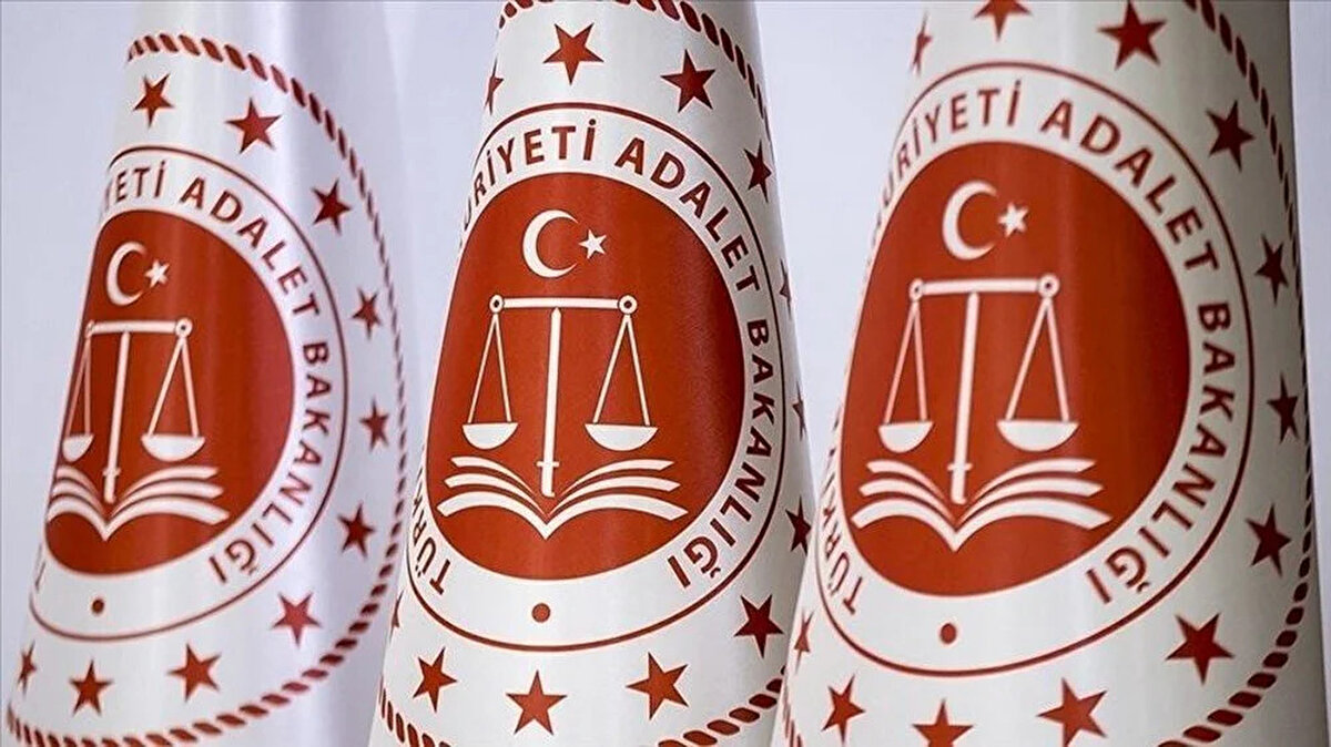 Sendikaların Beklentileri Netleşiyor<br><br>Adalet Bakanlığı’na bağlı sendikalar, promosyon anlaşmasıyla ilgili taleplerini açıkladı. Adalet Sen’in beklentileri arasında öne çıkanlar şunlar:<br><br>Çalışan başına tek seferde ve peşin en az 150.000 TL ödeme<br><br>Sözleşme süresinin 3 yılı aşmaması<br><br>Yıllık enflasyon farkına göre güncelleme<br><br>EFT, havale ve temel bankacılık işlemlerinin ücretsiz olması<br><br>Bakanlık personeline özel düşük faizli kredi seçenekleri<br><br>Faizsiz ve avantajlı geri ödeme koşullarına sahip bireysel kredi paketleri<br><br>Bu talepler, yeni promosyon anlaşmasının çalışanların ekonomik koşullarına daha uygun hale gelmesi amacıyla şekilleniyor.