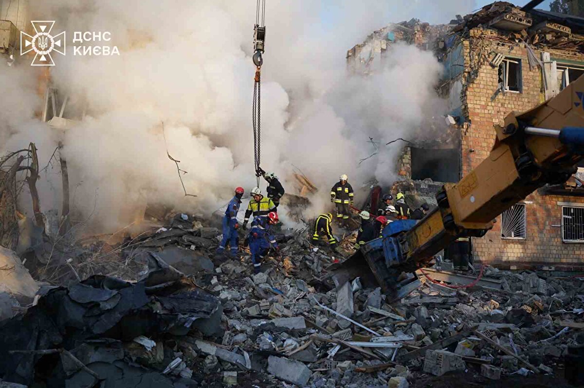 7 AB ülkesine ziyaret düzenleyecek<br>​<br><br>Leyen, "Yarın, Rusya ve Belarus ile sınırlarımızı güçlendiren ve koruyan 7 AB ülkesine seyahat edeceğim. AB’nin onlarla tam dayanışmasını ifade etmek ve özellikle ortak savunma aracımız SAFE aracılığıyla güçlü bir Avrupa savunma sanayii inşa etme yolunda kaydettiğimiz ilerlemeyi paylaşmak istiyorum. Son olarak, Ukrayna’daki AB temsilciliğimizde görevli cesur personelimize teşekkür etmek istiyorum. Son derece zor şartlar altında olağanüstü bir iş çıkarıyorlar. Kiev’e bir sonraki seyahatimde bu mesajı kendilerine bizzat ileteceğim" ifadelerine yer verdi.