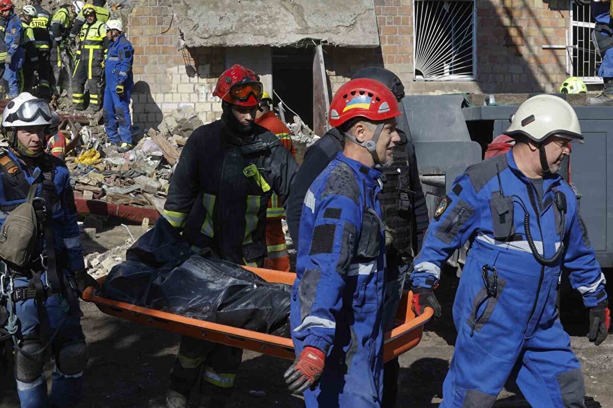 Rusya, gece boyu Ukrayna’nın başkenti Kiev’i insansız hava araçları (İHA) ve füzeler ile hedef aldı. Kiev Askeri İdaresi Başkanı Timur Tkachenko yaptığı açıklamada, saldırıda 15 kişinin hayatını kaybettiğini açıkladı. Tkachenko, yaşamını yitirenlerden 4’ünün çocuk olduğunu, arama-kurtarma çalışmalarının devam ettiğini söyledi.<br><br>